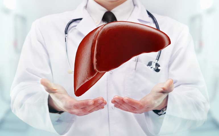 【手遅れになる前に】肝臓が原因の口臭セルフチェックと4つの対策